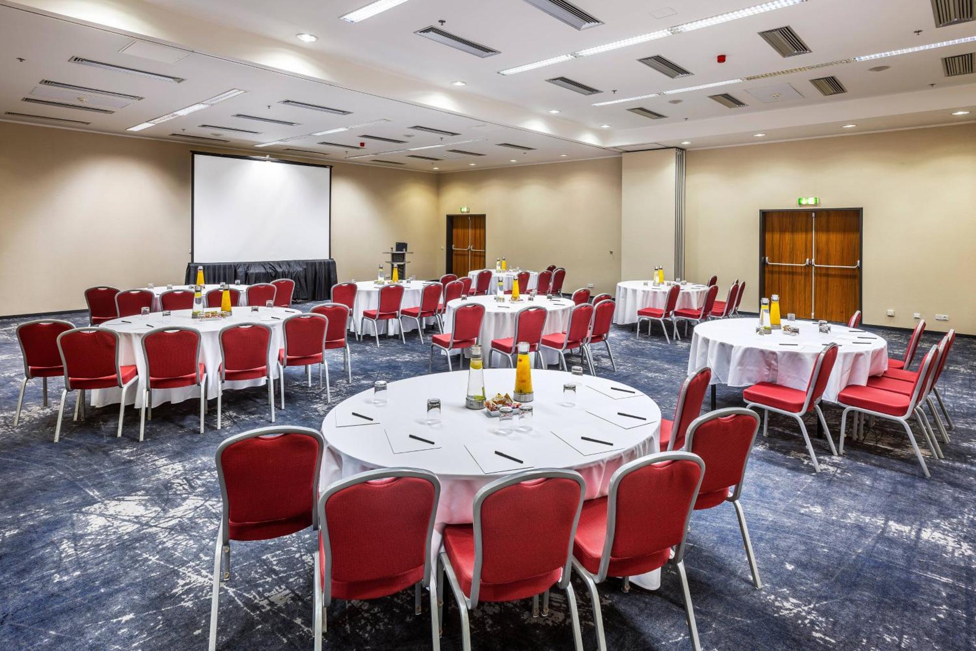 Courtyard By Marriott Airport Prag